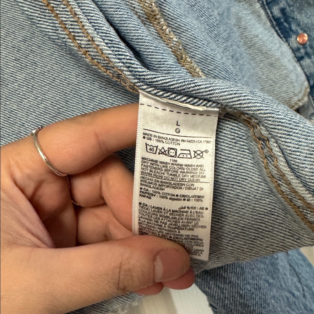 Old Navy Women's Light Blue Jean Jacket denim distressed oversized L - Picture 5 of 6